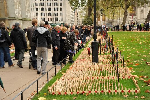 UK, London: Londoners visit the Cenotaph on Whitehall to pay tribute for Remembrance Sunday on November 8, 2015. Both political leaders and members of the royal family visited the site that day during the National Service of Remembrance, honoring those who were killed in combat during World War II and after.