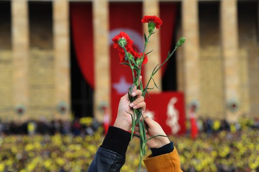 TURKEY, Ankara : Two people raise red roses in the air while thousands flock in front of the mausoleum of Turkish Republic's founder, Mustafa Kemal Atat�rk, to commemorate his 77th death anniversary in Ankara on November 10, 2015.   