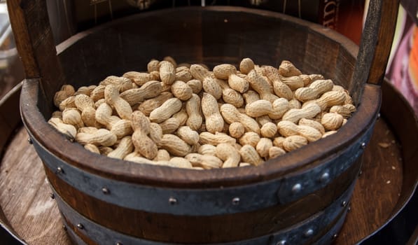 The peanut seeds are eaten roasted, salted or sweetened to accompany aperitifs