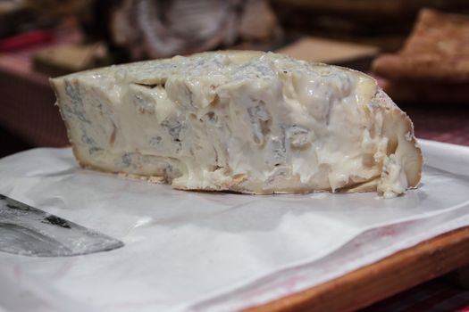 Gorgonzola is a mature cheese original Italian, made with cow's milk