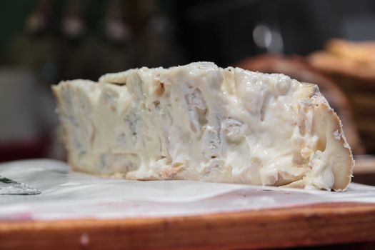 Gorgonzola is a mature cheese original Italian, made with cow's milk