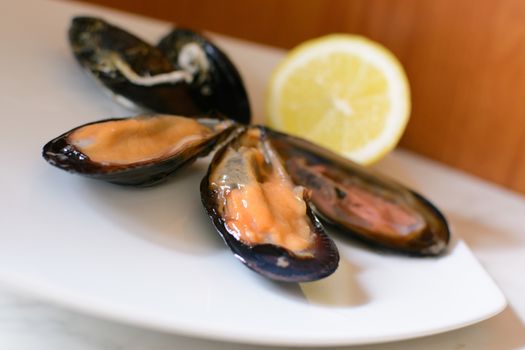 black mussels with lemon