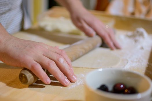 woman hands that make the bread