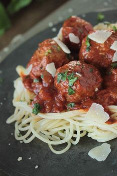 italian meatballs with spaghetti