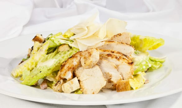 Salad Caesar with pieces of chicken and parmesan