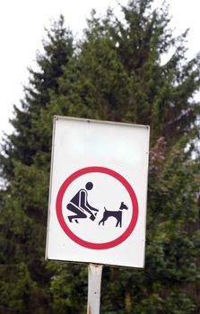 Sign in the park telling dog owners to pick up dog turd after their dogs are done with it