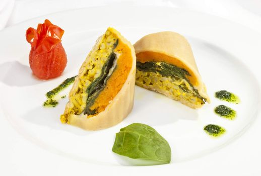 Vegetarian roulade with spinach, carrot and curry rice