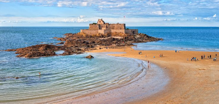 Atlantic beach beneath the medieval National Fort on Petite Be island on English Channel, Saint Malo, Brittany, France