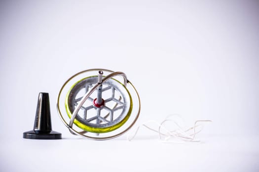 Gyroscope composed of a free rotating wheel and a spinning axis, uses Earths gravity to determine orientation