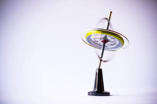Gyroscope composed of a free rotating wheel and a spinning axis, uses Earths gravity to determine orientation