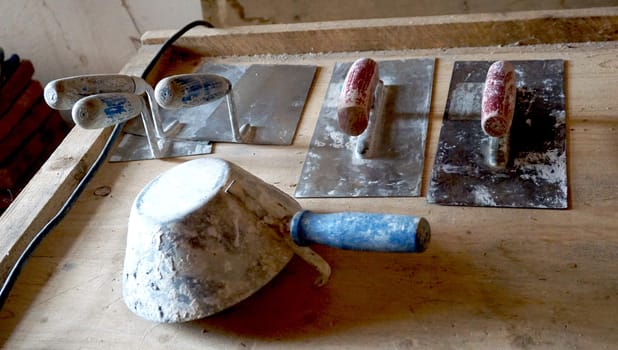 Handtools for clay or mortar wall finishing