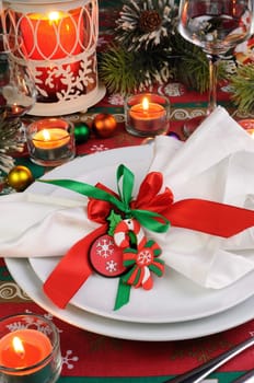 idea of how to decorate the Christmas table serving