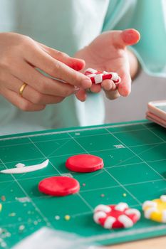 The process of making fondant cake, fondant sugar mod action