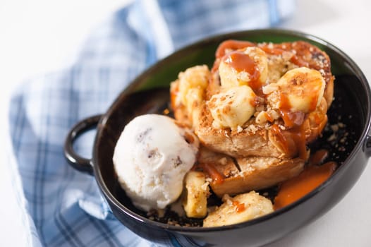Ice cream and toast with banana and Thai tea ceramel sauce