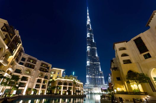burj Khalifa, Dubai, look through the pool and fountain