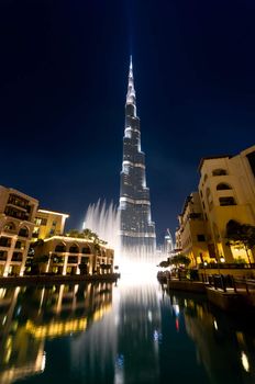 burj Khalifa, Dubai, look through the pool and fountain