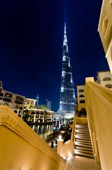 burj Khalifa, Dubai, look through the pool and fountain