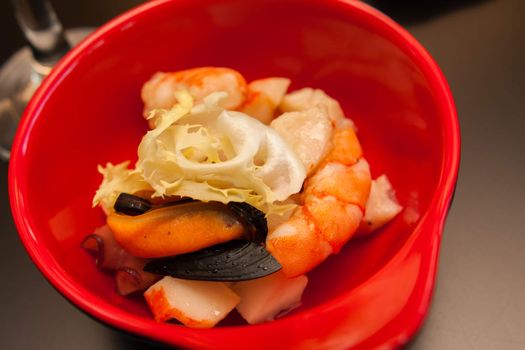 starter salad with shrimps mussels and melon