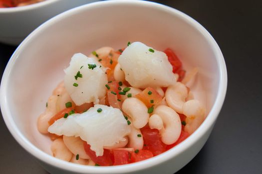 starter salad with shrimps melon and beans