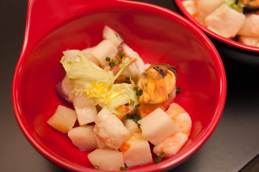 starter salad with shrimps mussels and melon