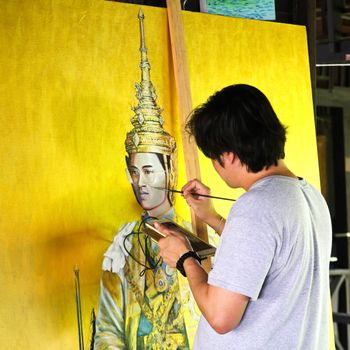 BANGKOK - NOVEMBER 30:An artist during drawing and painting the king of Thailand at Klong Bang Luang The Artist's House on November 30, 2015 in Bangkok, Thailand.