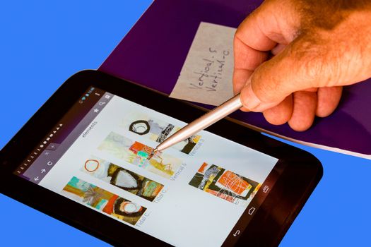 The buyer chooses in the tablet pictures that  sent him an artist to view and purchase