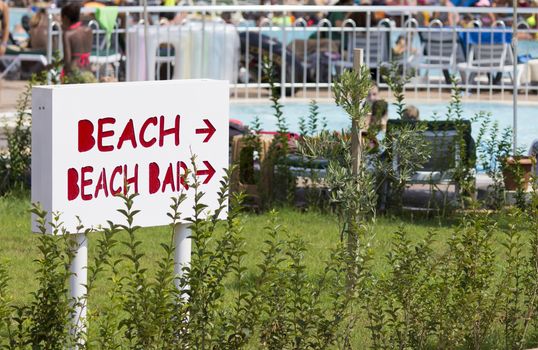 A sign indicates the direction in which a beach