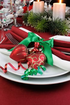 idea of how to decorate the Christmas table serving