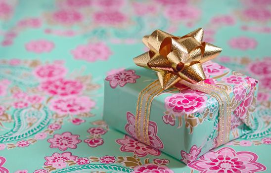 Single gift box with ribbon