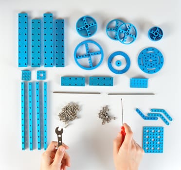 Process of assembling constructor with hands