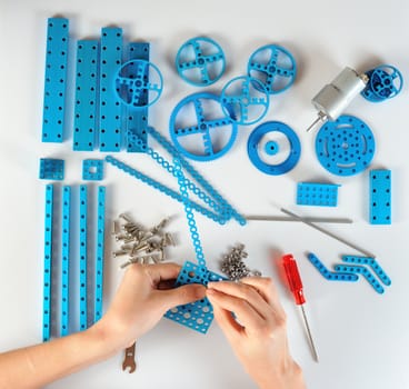 Process of assembling constructor with hands