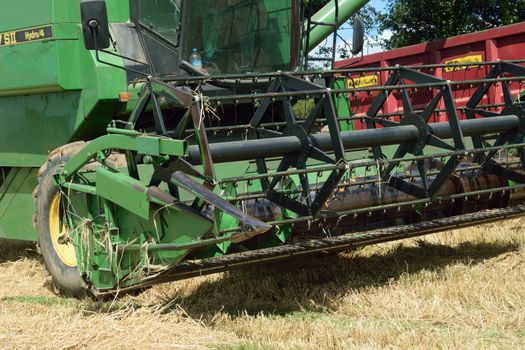 Threshing machine.
Summer in England .The corn is gathered in and the bales of hay are made.