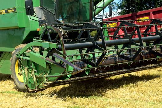 Threshing machine.
Summer in England .The corn is gathered in and the bales of hay are made.