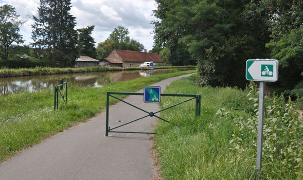 The Canal de Roanne a Digoin near Digoin in Burgundy. The Voies Verte cycle route follows the canal, at this point about 5km south of Digoin.