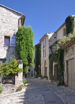 Rue des Fours in the ( Haute-Ville)  medieval city at Vaison La Romain, in the Vancluse, Provence, France.