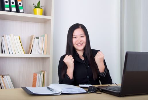 confident young business woman working in the office