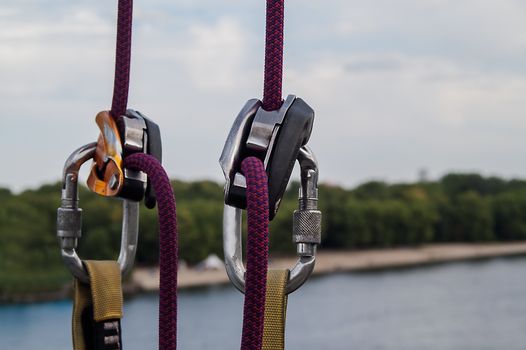 use and process with a carabiner for mountaineering