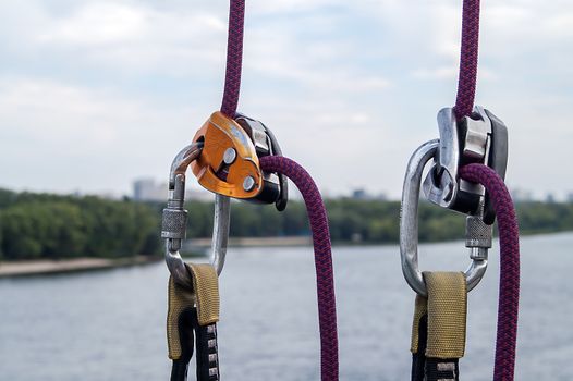 use and process with a carabiner for mountaineering