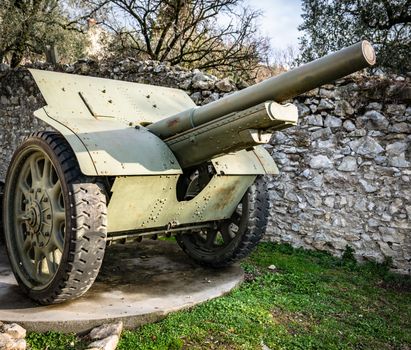 Cannon on wheels used by Italian soldiers during the World War I.