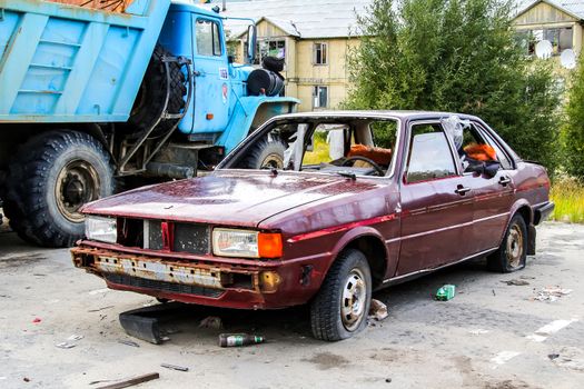 NOVYY URENGOY, RUSSIA - AUGUST 17, 2012: Abandoned motor car Audi 80 at the city street.