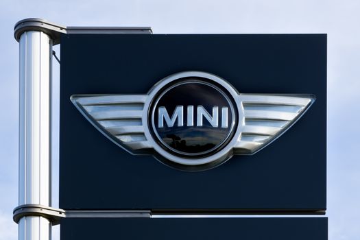 VALENCIA, CA/USA - JANUARY 13, 2016: MINI Cooper automobile dealership sign and logo. MINI Cooper is a brand of car made by BMW.