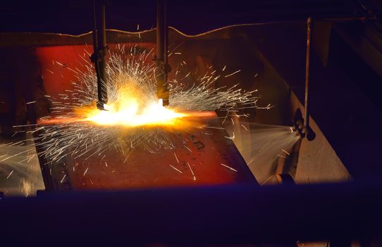 Gas cutting of the hot metal plate