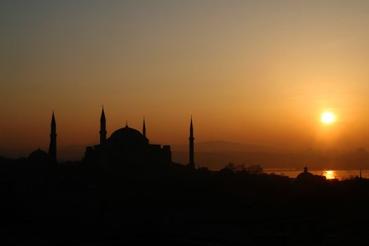 Blue mosque (Sultan Ahmed Camii) at dusk in Istanbul, Turkey 