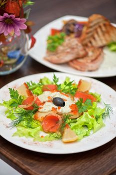 vegetable salad with smoked salmon 