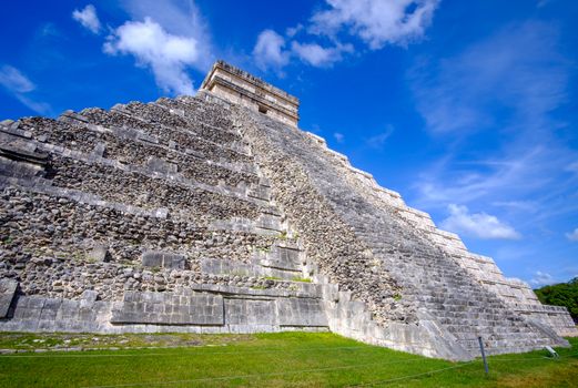 Scenic view of Mayan pyramid the Castillo in Chichen Itza, Mexico