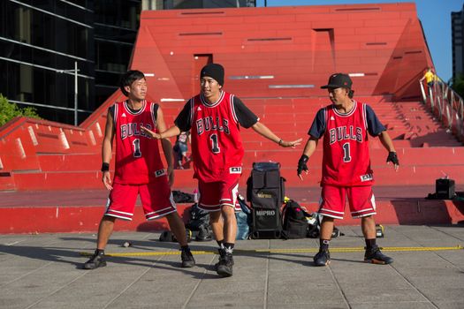 MELBOURNE/AUSTRALIA - JANUARY 22: Street performers entertaining crowds in Southbank during the 2016 Australian Open tennis tournament.