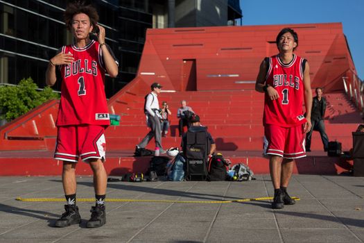 MELBOURNE/AUSTRALIA - JANUARY 22: Street performers entertaining crowds in Southbank during the 2016 Australian Open tennis tournament.