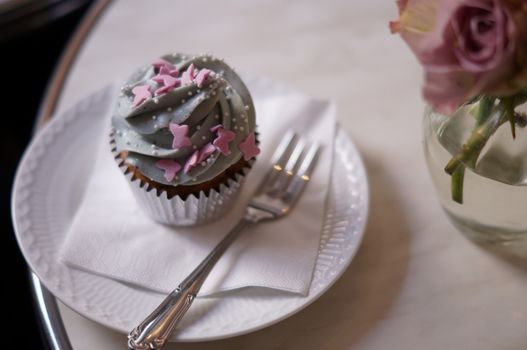 Cup cake with rose flowers