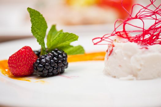 souffle from yogurt with strawberry and blackberry