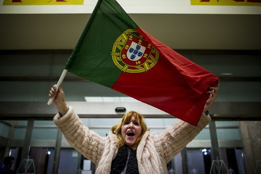  Center-right candidate Marcelo Rebelo de Sousa won the presidential elections 2016 with the majority of the votes on January 24, 2016.  The 67-year-old won 52% of the votes.  His closest rival, leftist Antonio Sampaio da Novoa, is polling 22%.       
